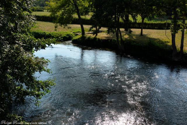 Asnois le lavoir de la rivière