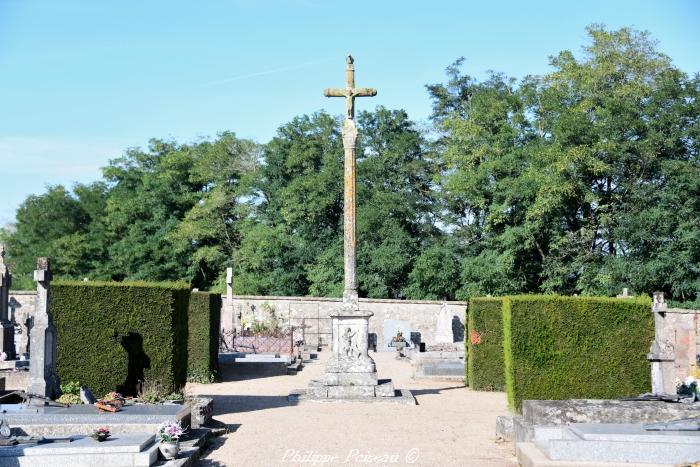 Croix du Cimetière de Dun-sur-Grandry un beau patrimoine.