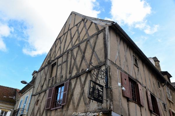 Maison place Saint Jean de Clamecy