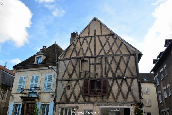 Maison place Saint Jean de Clamecy