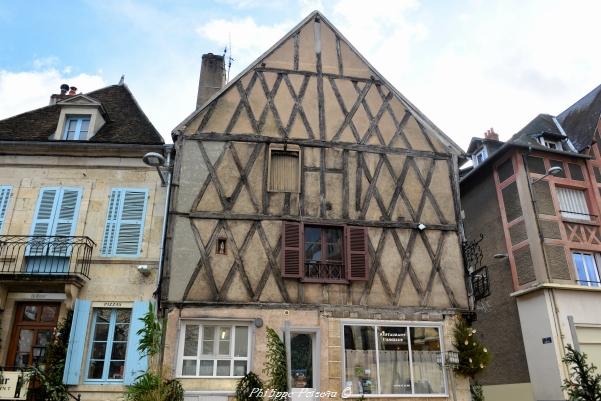 Maison place Saint Jean de Clamecy un beau patrimoine