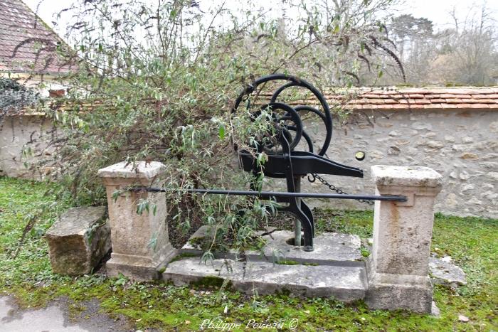 Pompe du village de Saint-Père un beau patrimoine