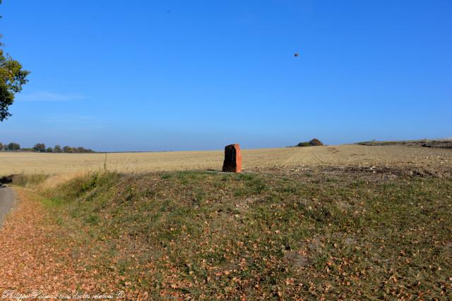 La stèle sur la colline