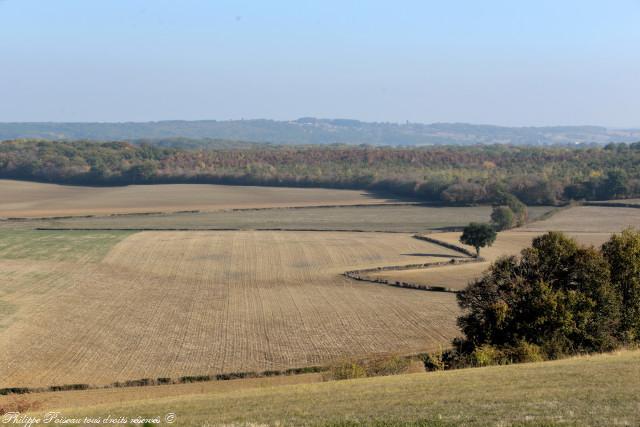 Stèle sur la colline entre Agland et Giverdy