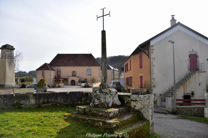 Croix de l'église de Saint-André-en-Morvan