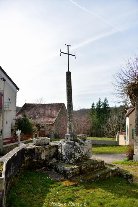 Croix de l'église de Saint-André-en-Morvan