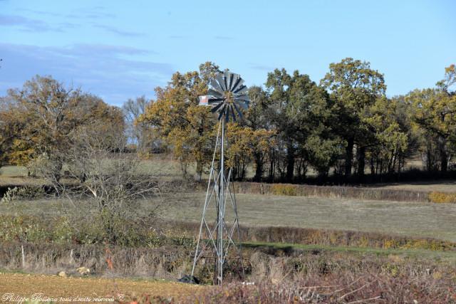 Mare et éolienne de Chanteloup 