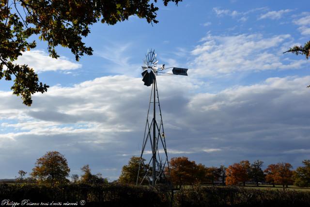 marre et éolienne de Chanteloup Nièvre Passion