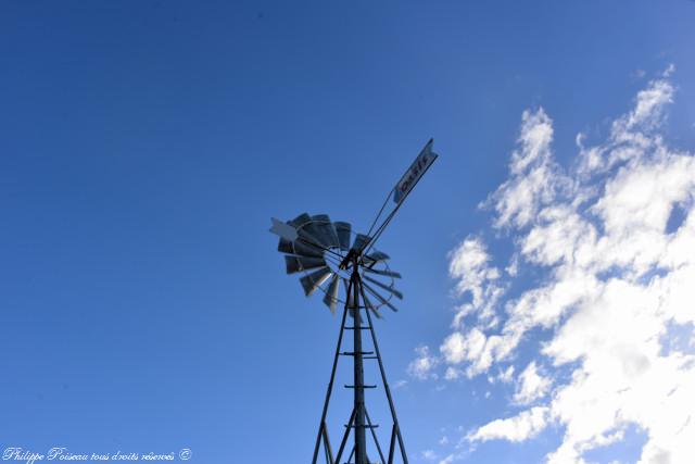 marre et éolienne de Chanteloup Nièvre Passion