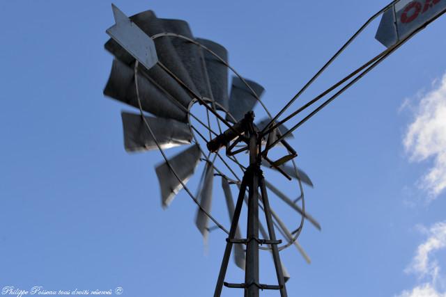 marre et éolienne de Chanteloup Nièvre Passion