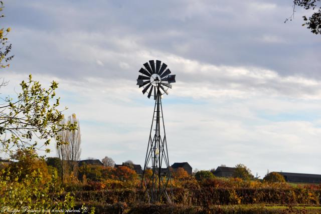 marre et éolienne de Chanteloup Nièvre Passion