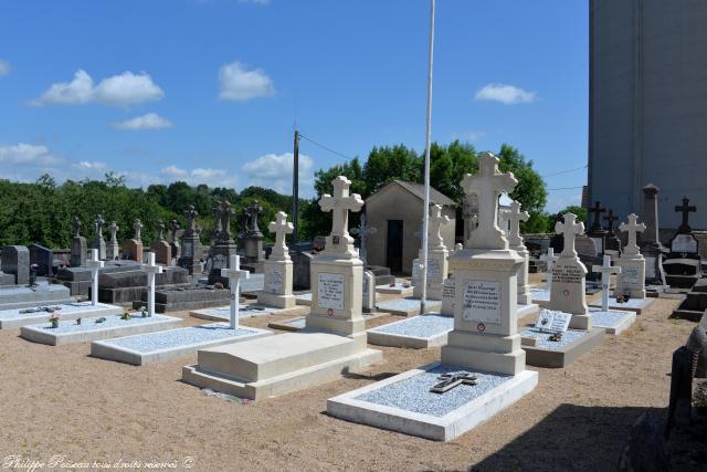 Carré militaire de Cercy la Tour un hommage