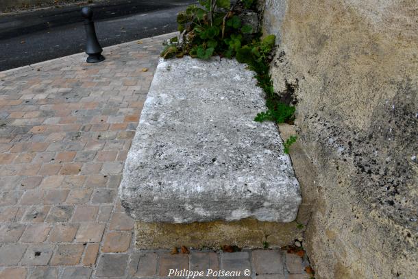 Pierre des morts de Dampierre-sous-Bouhy