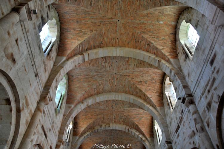 Intérieur de l'église de Dun-les-Places