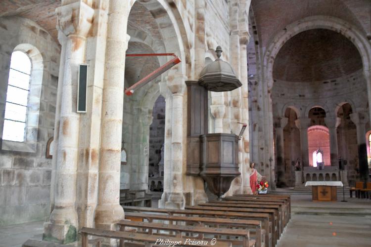 Intérieur de l'église de Dun-les-Places