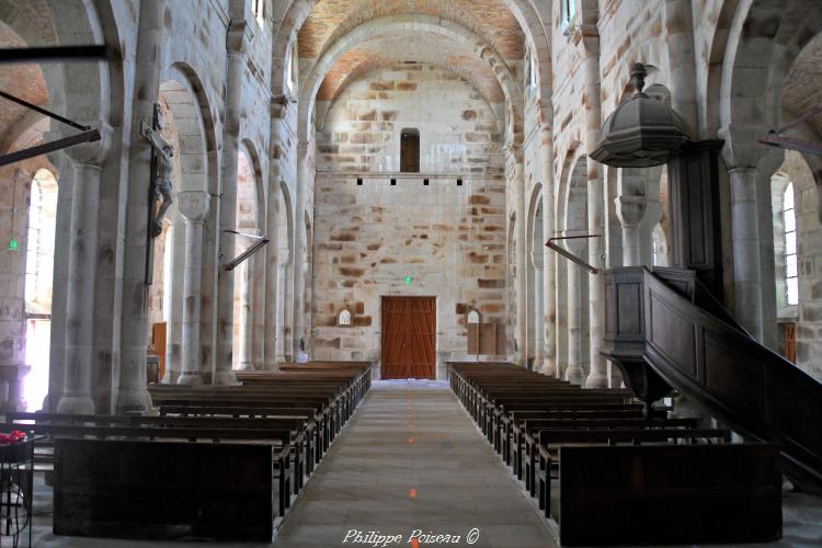 Intérieur de l'église de Dun-les-Places