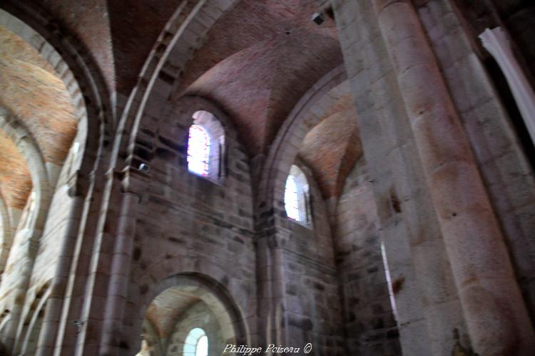 Intérieur de l'église de Dun-les-Places