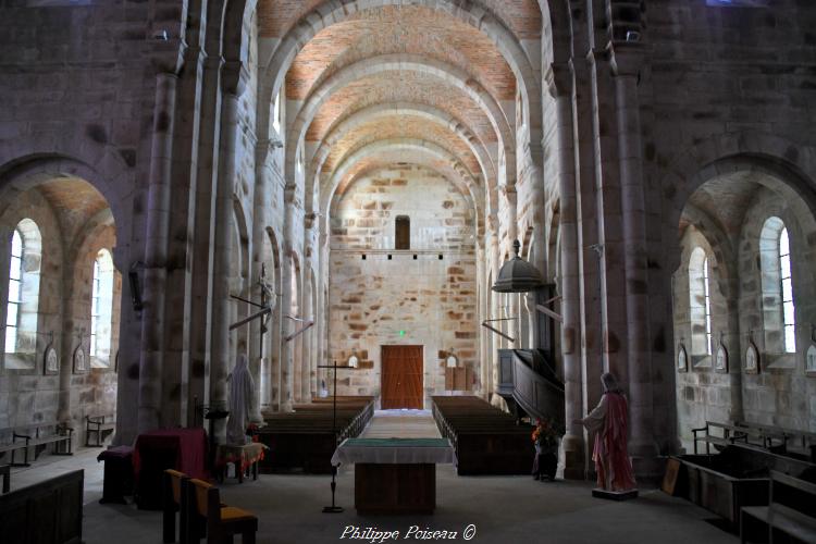 Intérieur de l'église de Dun-les-Places