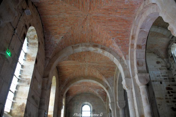 Intérieur de l'église de Dun-les-Places