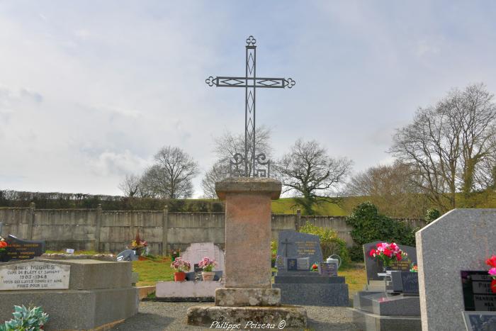 Croix du cimetière de Fléty