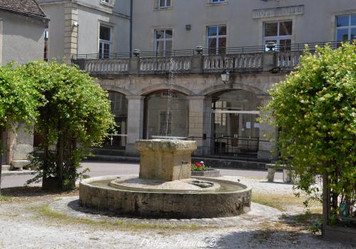 Fontaine de la place Charles Chaigneau de Tannay Nièvre Passion