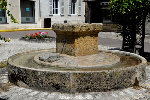 Fontaine de la place Charles Chaigneau de Tannay Nièvre Passion