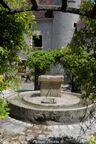 Fontaine de la place Charles Chaigneau de Tannay Nièvre Passion