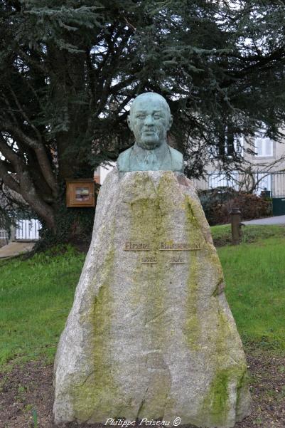 Stèle Henri Bachelin de Lormes un hommage