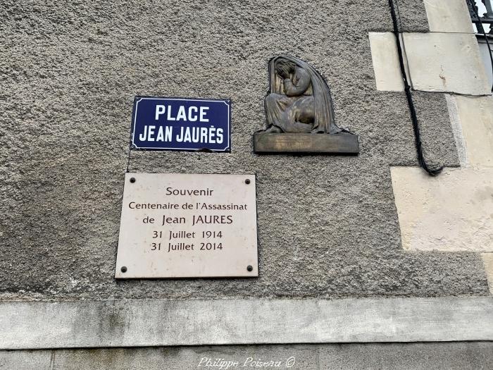 Place Jean Jaurès de Guèrigny un bel hommage.