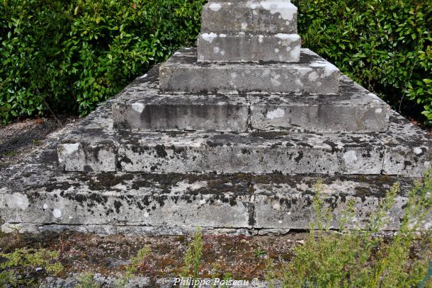 Croix du centre de Luthenay Uxeloup