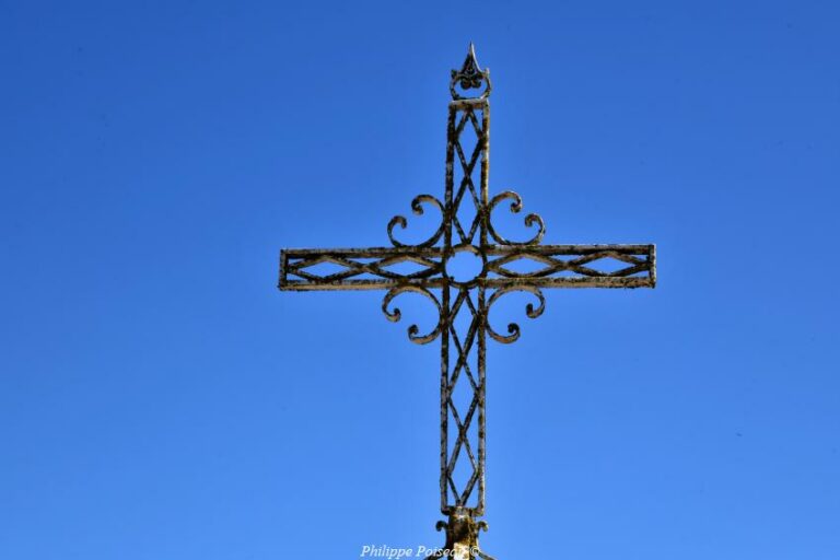La Croix rue de la Pièce Pivot de Trucy L&rsquo;Orgeuilleux un beau patrimoine