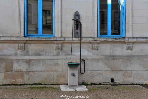 La Pompe de la mairie d'Entrain sur Nohain
