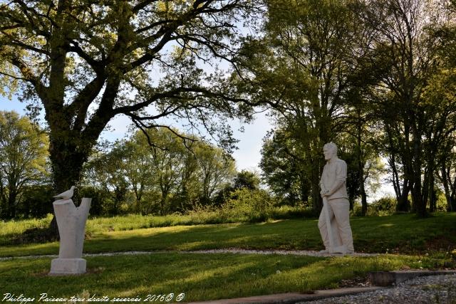 La Sérénité de Sainte Colombe des Bois un remarquable sculpteur