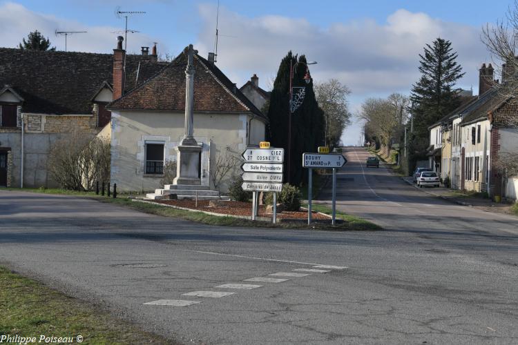 La croix Saint Pèlerin d'Entrains sur Nohain