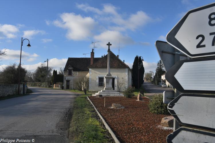 La croix Saint Pèlerin d'Entrains sur Nohain