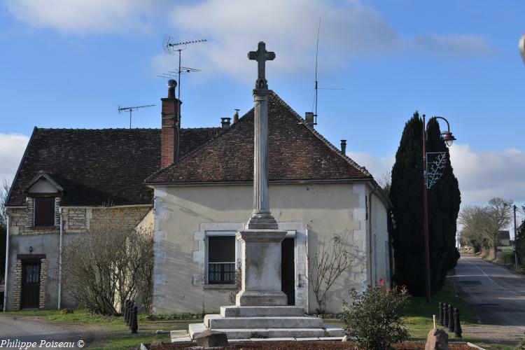 La croix Saint Pèlerin d’Entrains sur Nohain un beau Patrimoine