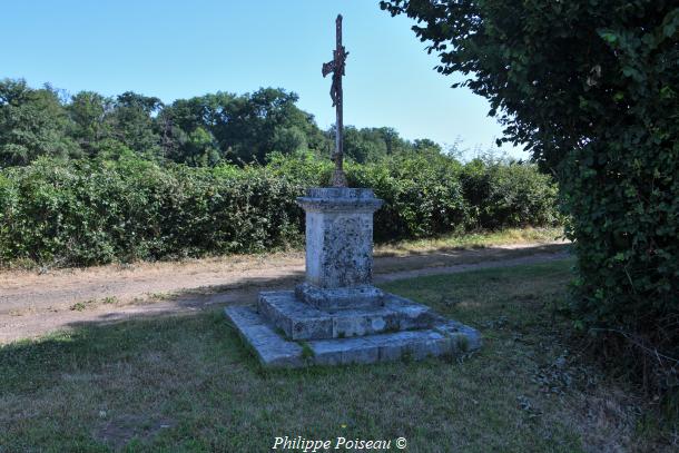 La croix cassée de Raveau