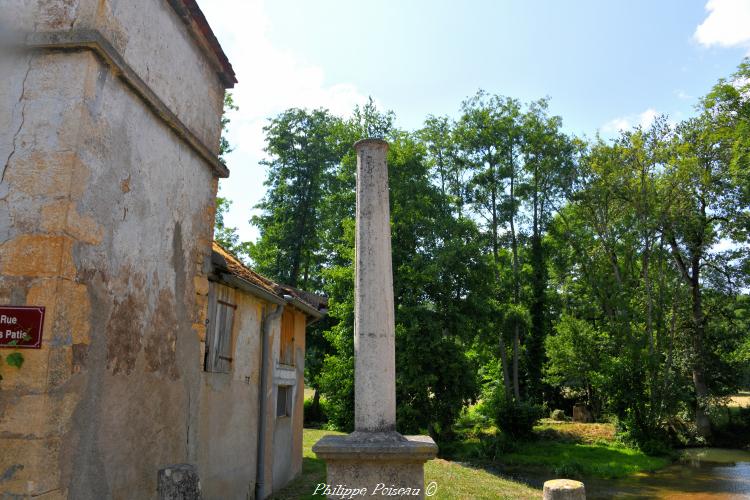 La croix cassée de Thurigny