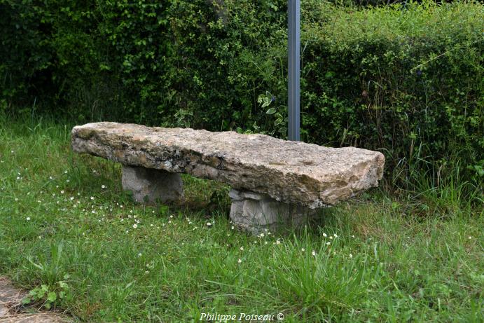 Croix et pierre des morts de Chambon