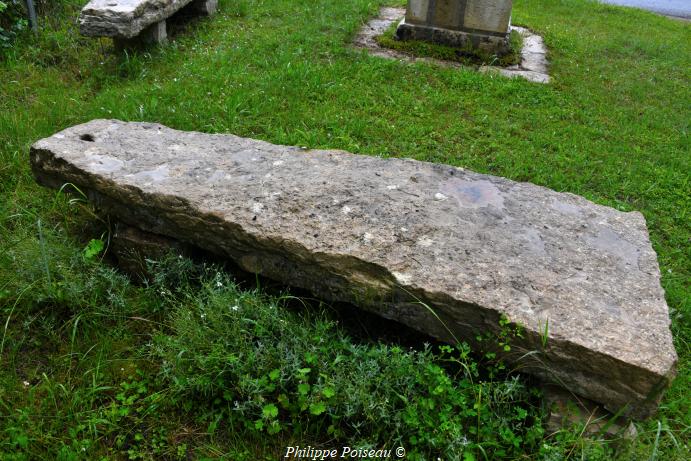 Croix et pierre des morts de Chambon