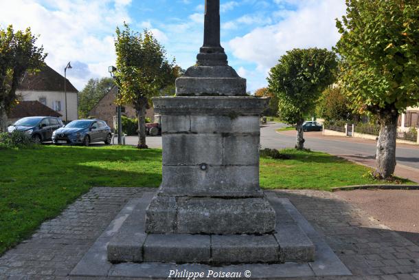 croix de L'église de Rouy 