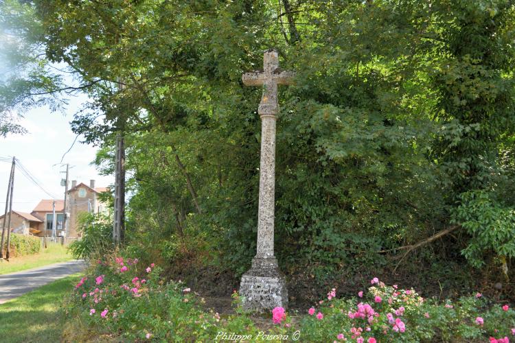 La croix en pierre de Parigny-la-Rose