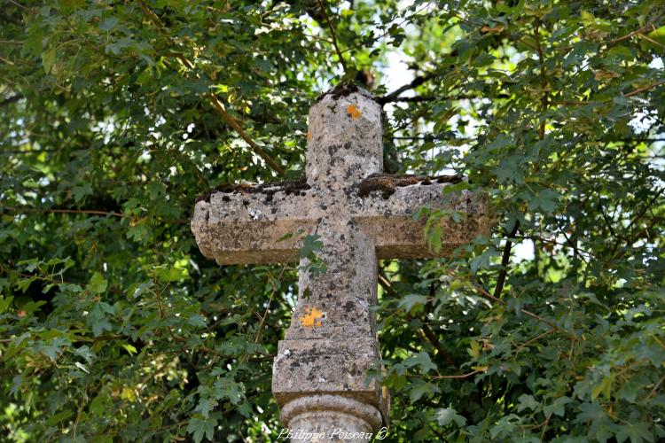 La croix en pierre de Parigny-la-Rose