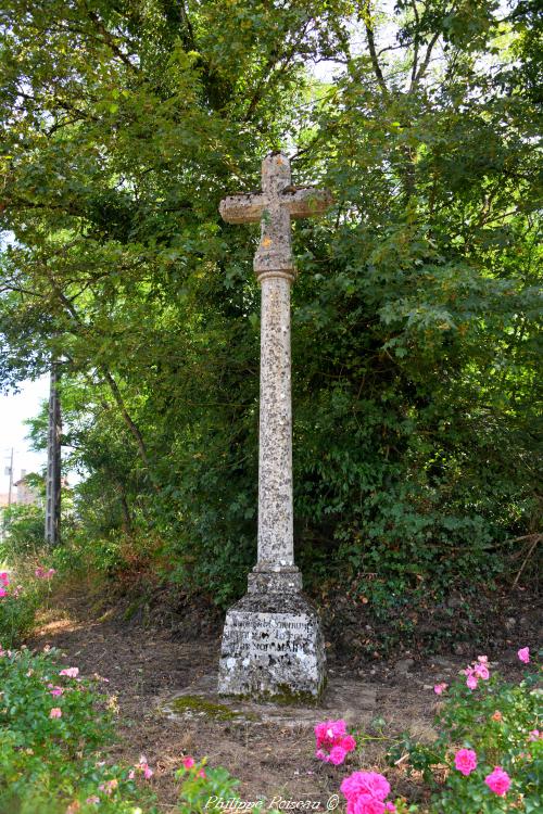 La croix en pierre de Parigny-la-Rose