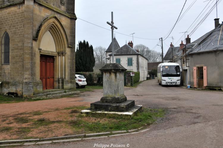 La croix de l'église de Bona 