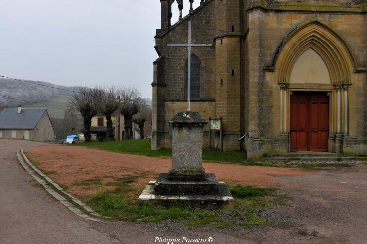 La croix de l'église de Bona