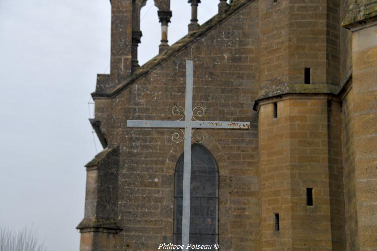 La croix de l'église de Bona 