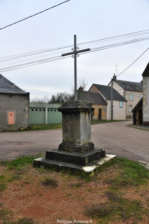 La croix de l'église de Bona 