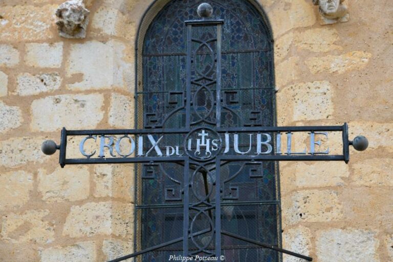 La croix de l'église de Bouhy