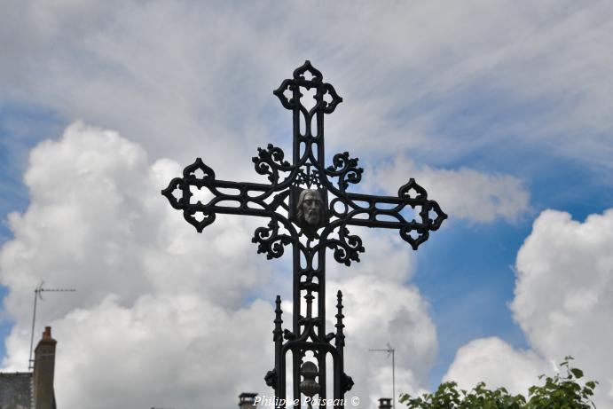 La croix de l'église de Lucenay Lès Aix